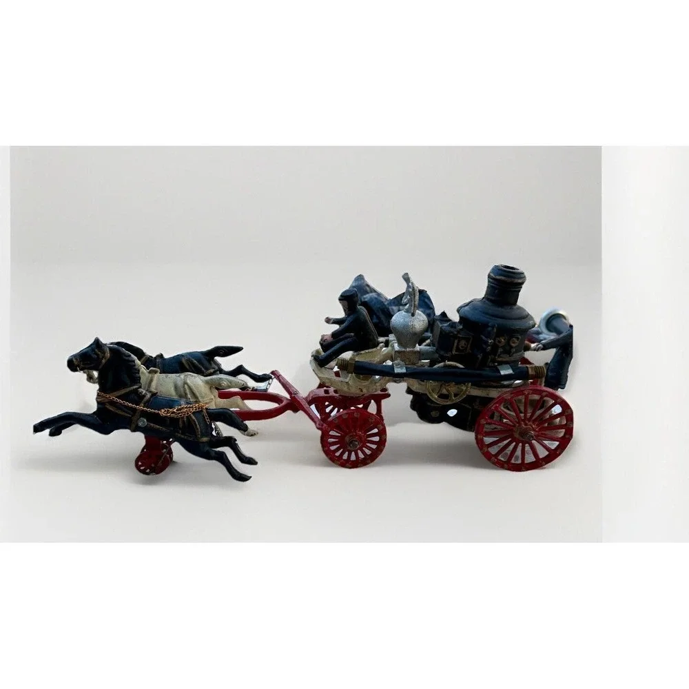 Cast Iron Three-Horse Fire Pumper   2 Fire Fighters With Hose Toy